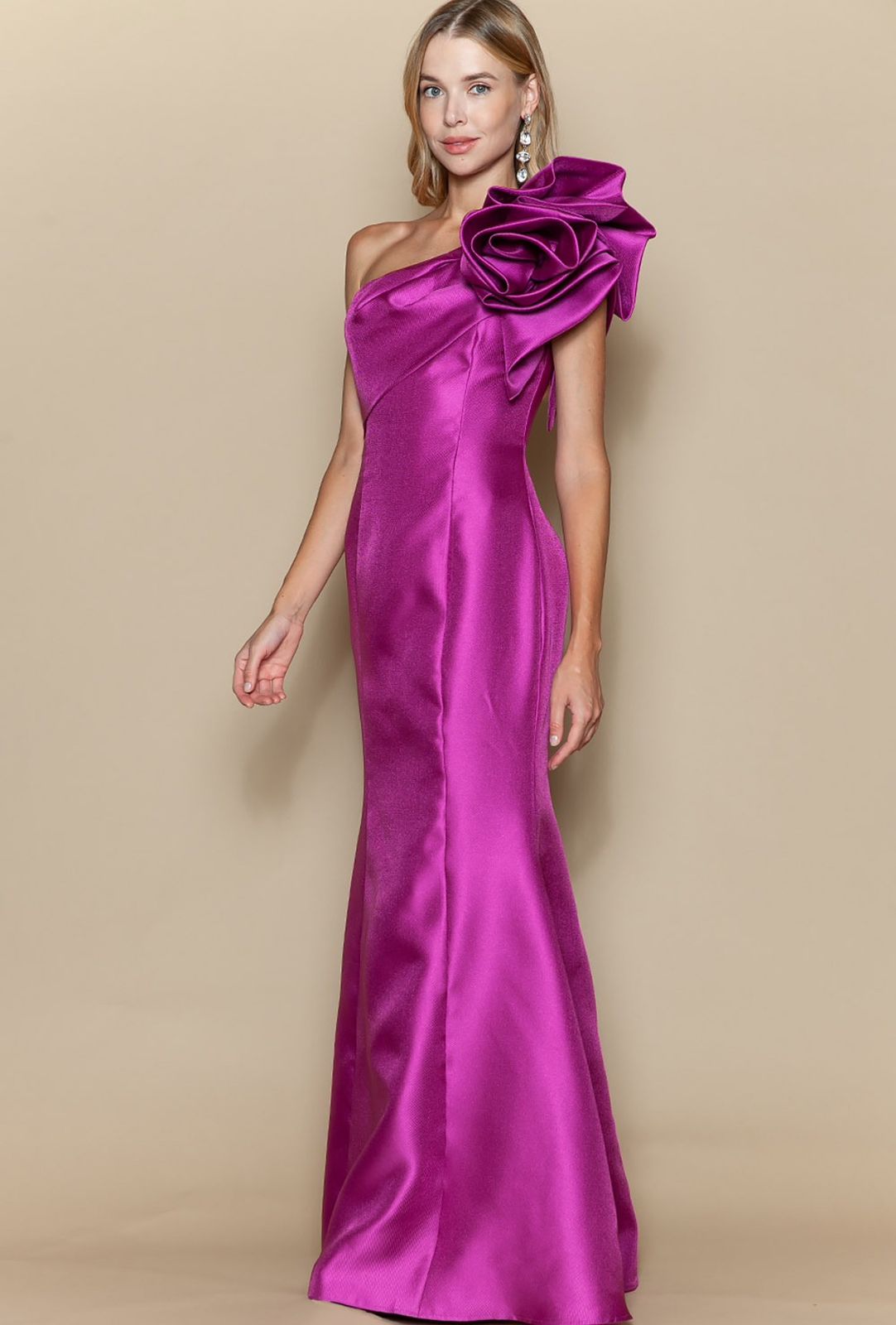 ALICIA VESTIDO MAGENTA CON FLOR