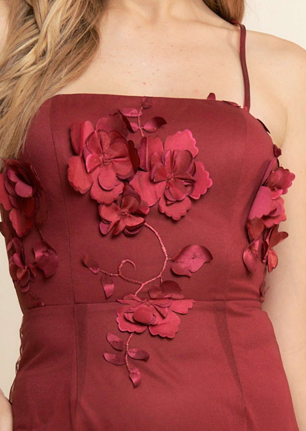 VESTIDO VINO CON FLOR 3D