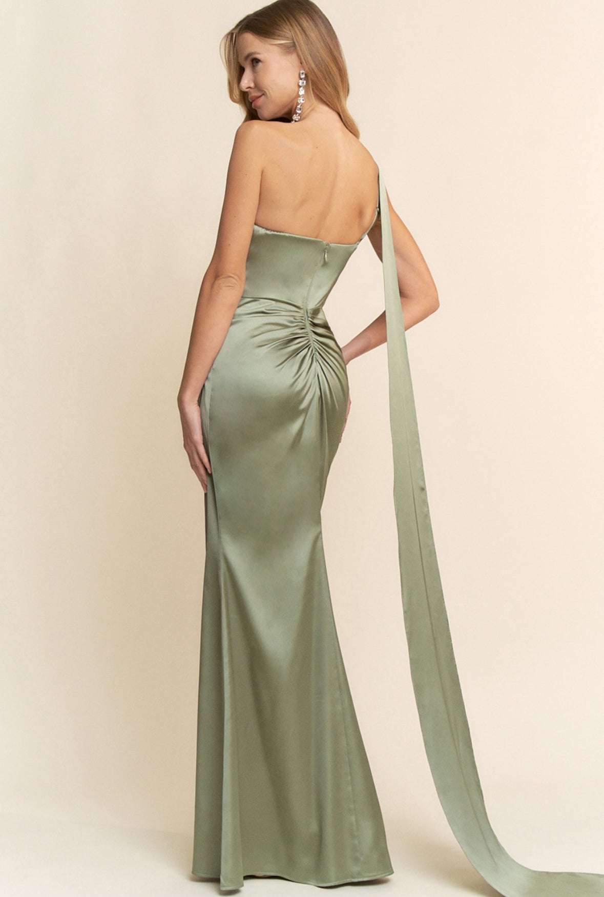 VESTIDO VERDE SATÉN DE UN HOMBRO