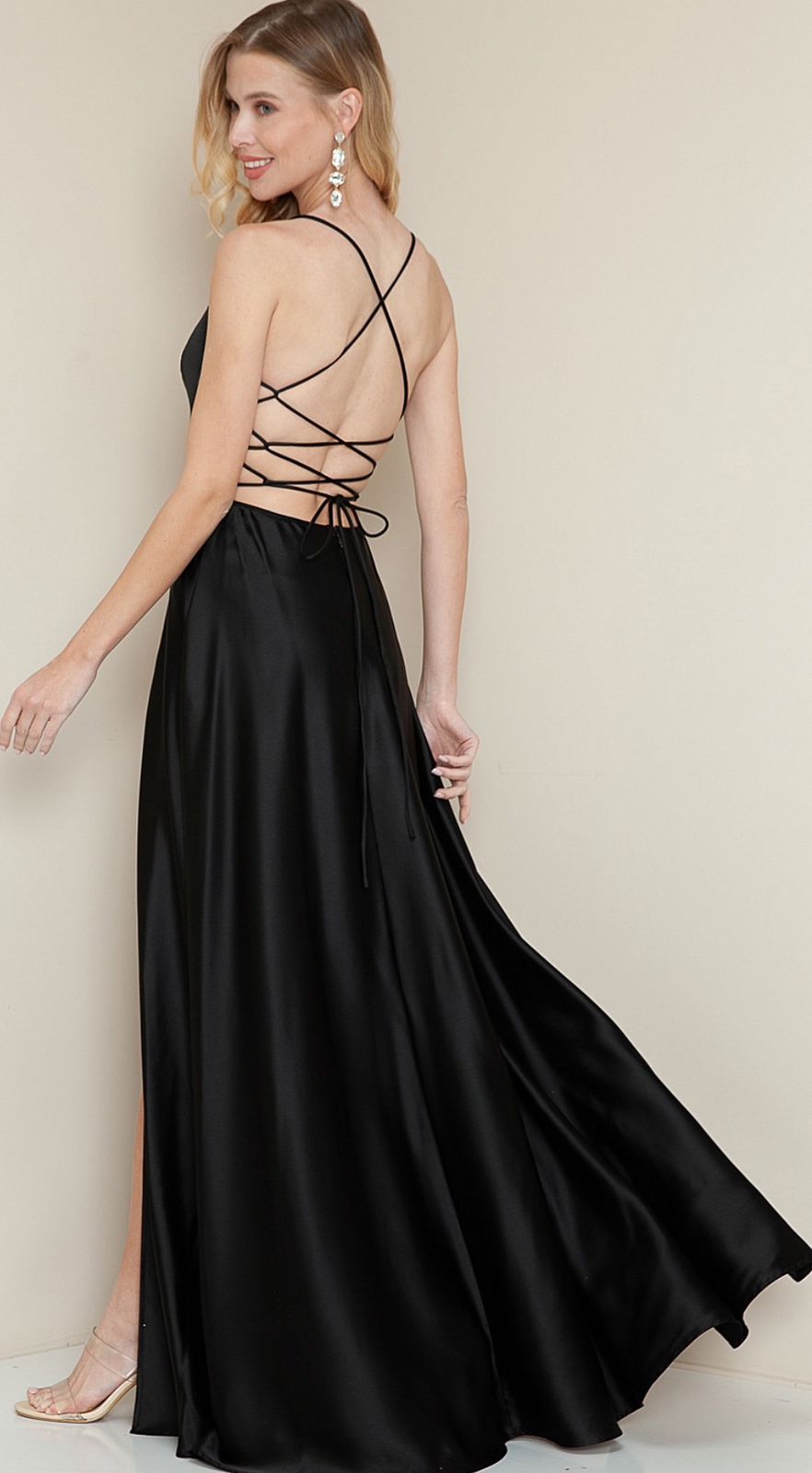 VESTIDO NEGRO CON TIRANTES