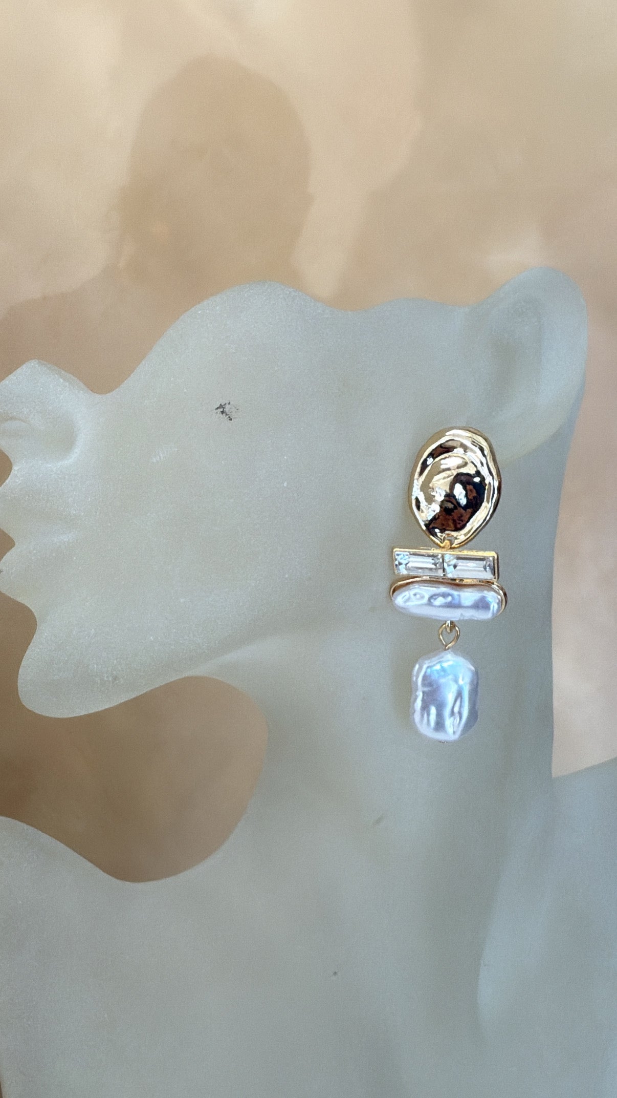 ARETE DORADO CON PERLA Y APLICACIÓN