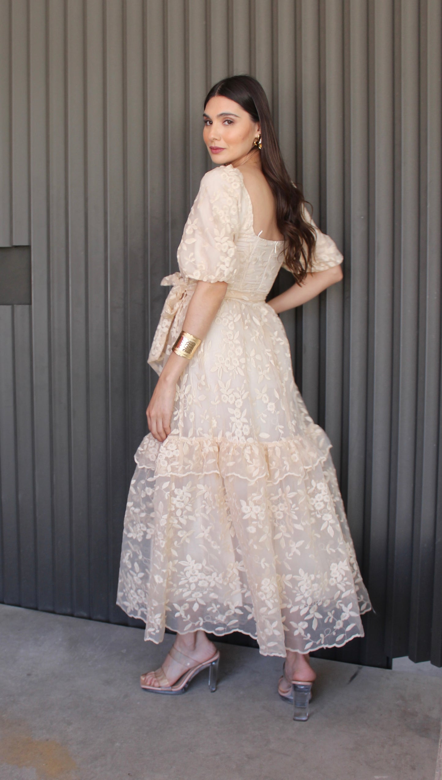 VESTIDO BEIGE BORDADO