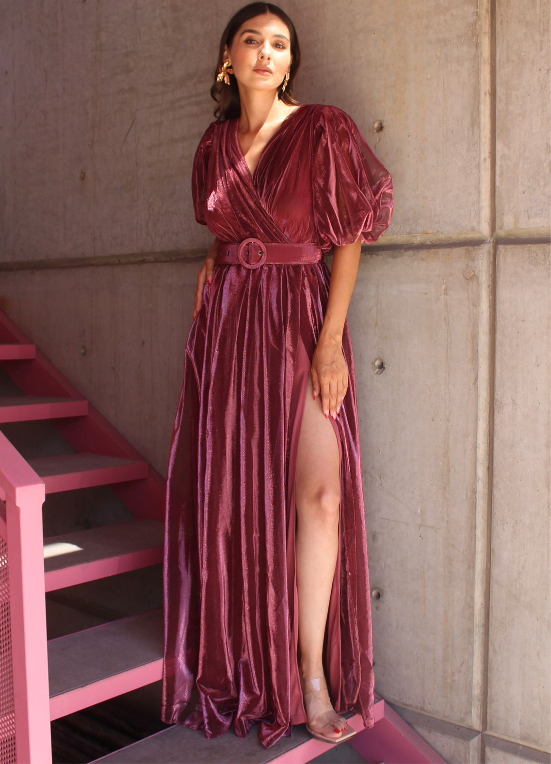 VESTIDO MAGENTA CON MANGA CORTA