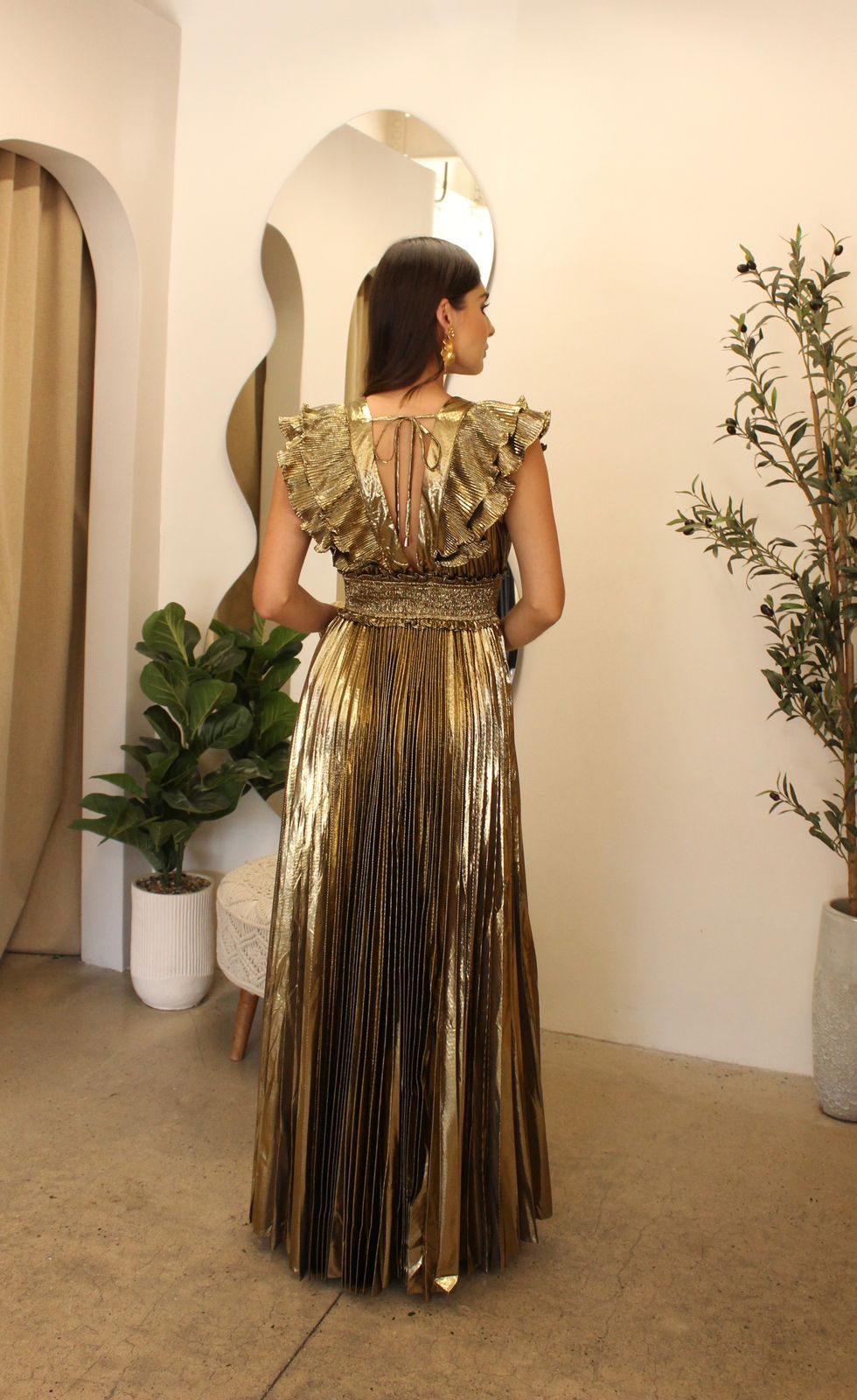 VESTIDO DORADO CON ESCOTE