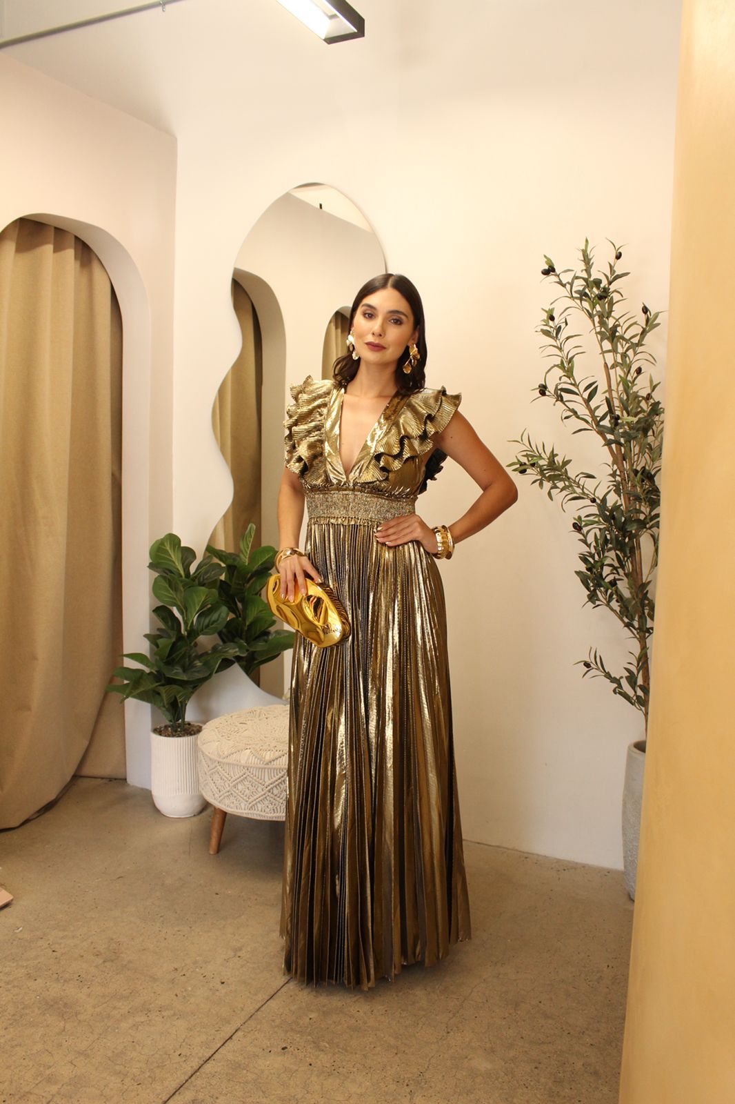 VESTIDO DORADO CON ESCOTE