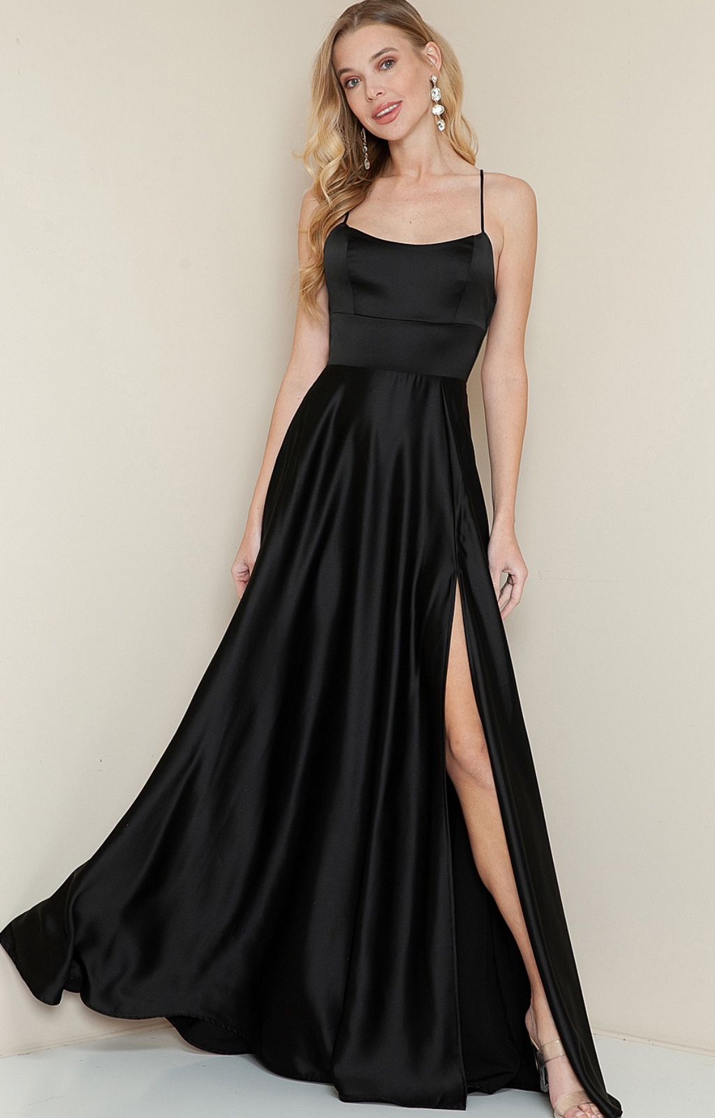 VESTIDO NEGRO CON TIRANTES