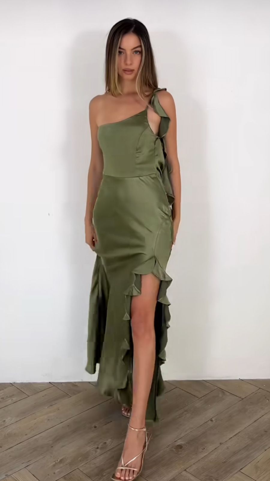 VESTIDO VERDE CON OLÁN