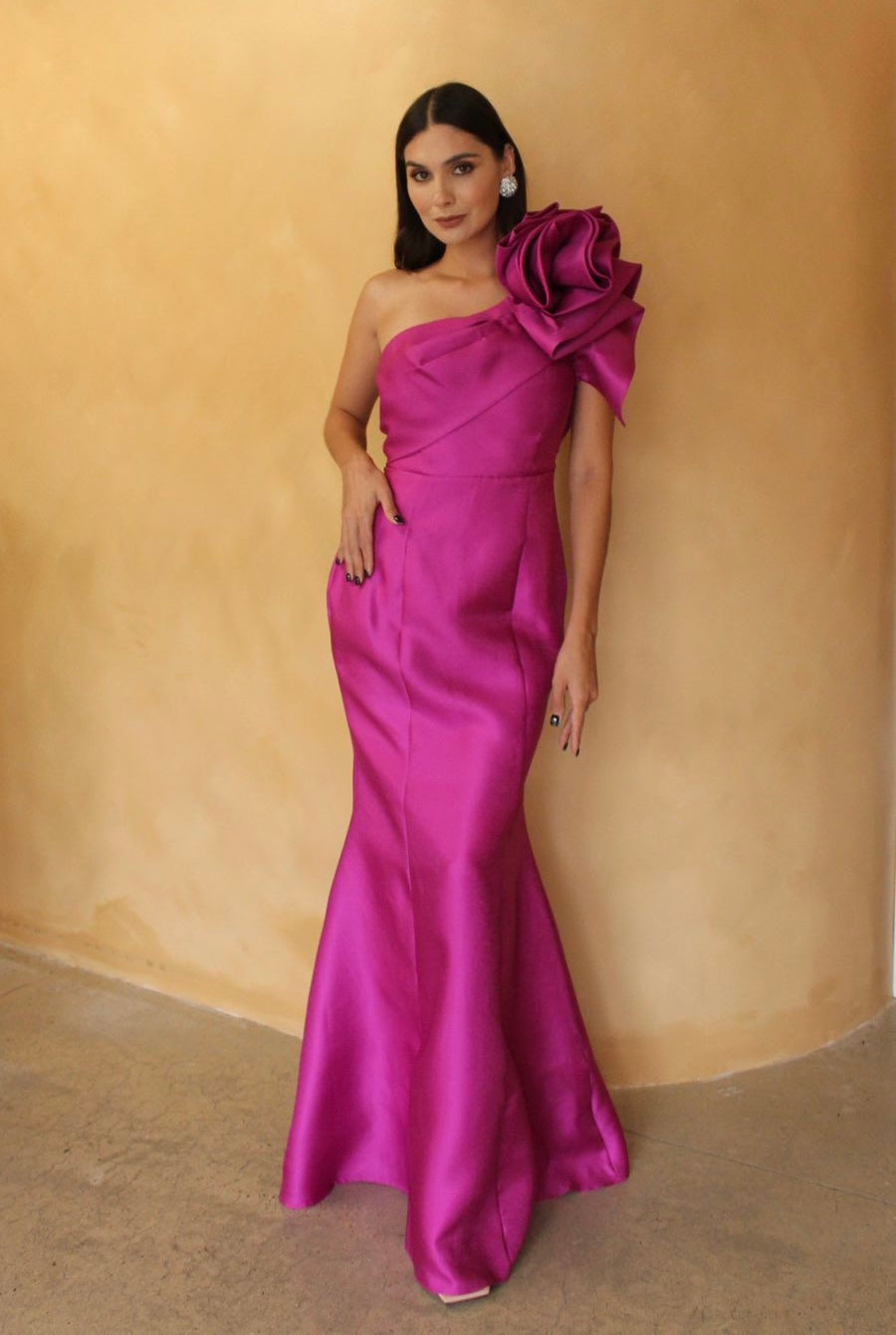 VESTIDO MAGENTA CON FLOR