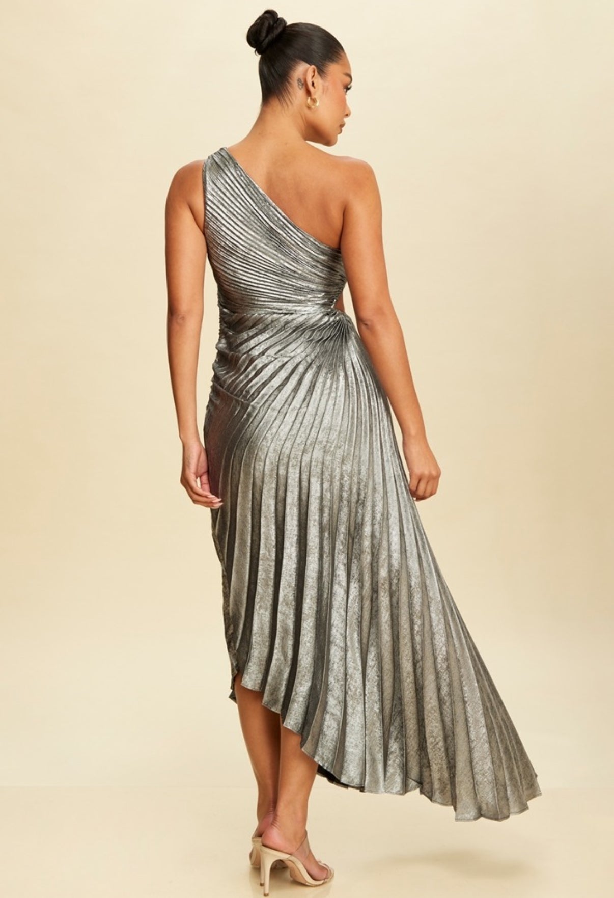 VESTIDO PLATEADO ASIMÉTRICO