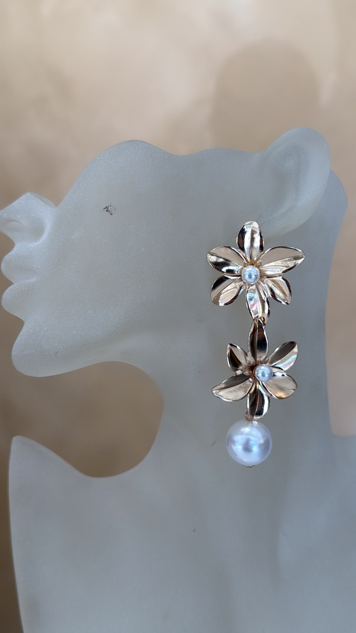 ARETE DORADO FLOR PERLA